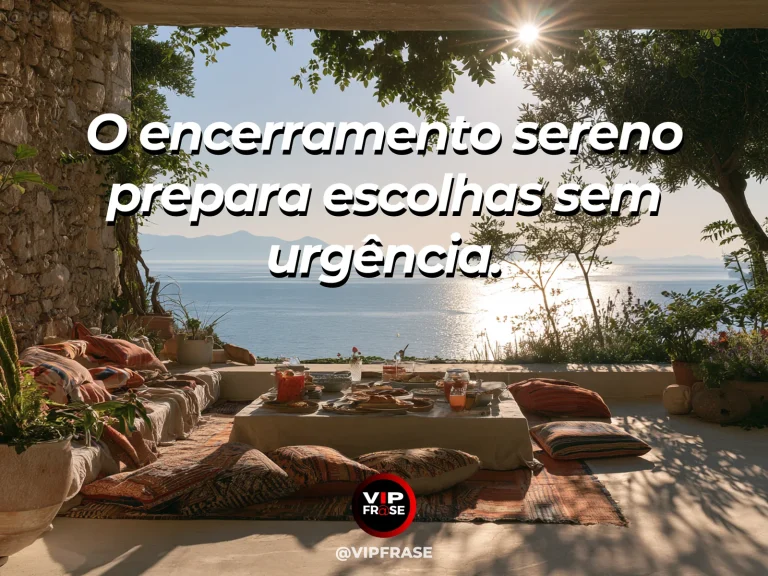 Frase de recomeço sobre encerramento sereno de uma fase, com cenário de pátio florido sereno com passagem em arco iluminada pelo sol.