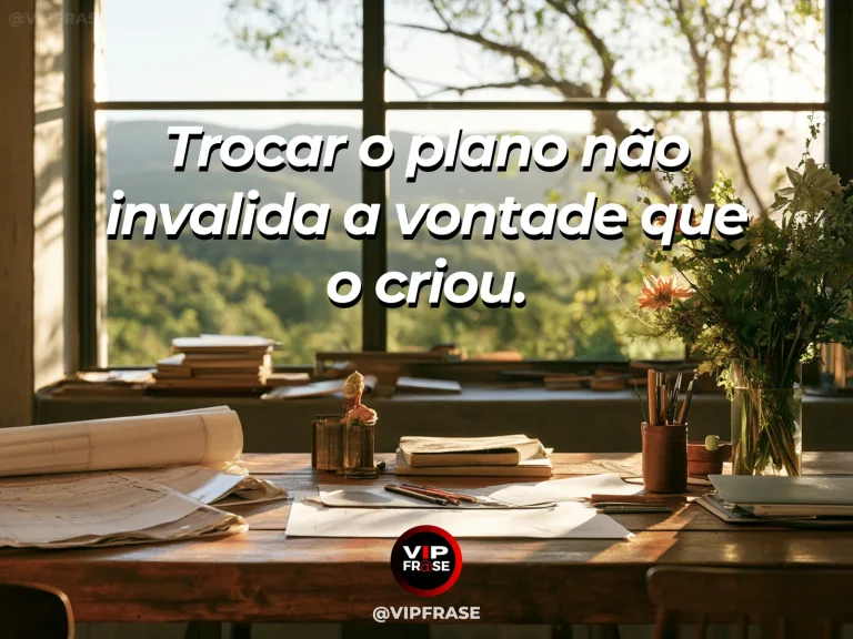 Frase de recomeço sobre mudar planos sem perder a vontade, com cenário de mesa com esboço dobrado e folhas em branco ao lado de flores coloridas.