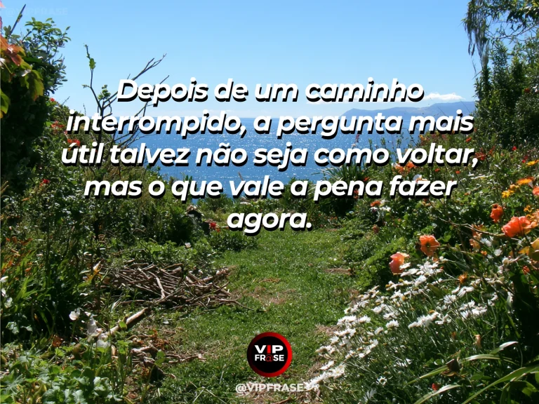 Frase de recomeço sobre reavaliar o retorno após uma interrupção, com cenário de bifurcação de trilhas com uma passagem interrompida e outra cheia de flores.