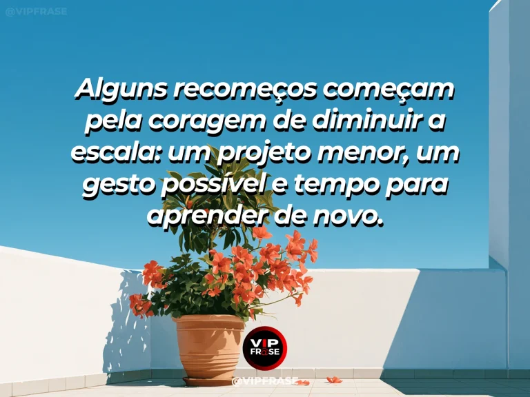 Frase de recomeço sobre recomeço em pequena escala, com cenário de pequena muda em vaso de cerâmica ao lado de mudas maiores na estufa.