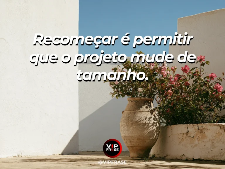 Frase de recomeço sobre redimensionar um projeto, com cenário de ateliê aberto com um vaso maior e outro menor cheio de flores vivas.