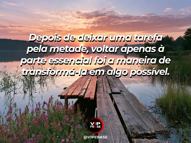 Frase de recomeço sobre retomar a parte essencial de uma tarefa, com cenário de caderno pequeno e ferramentas reunidos em mesa de madeira iluminada.