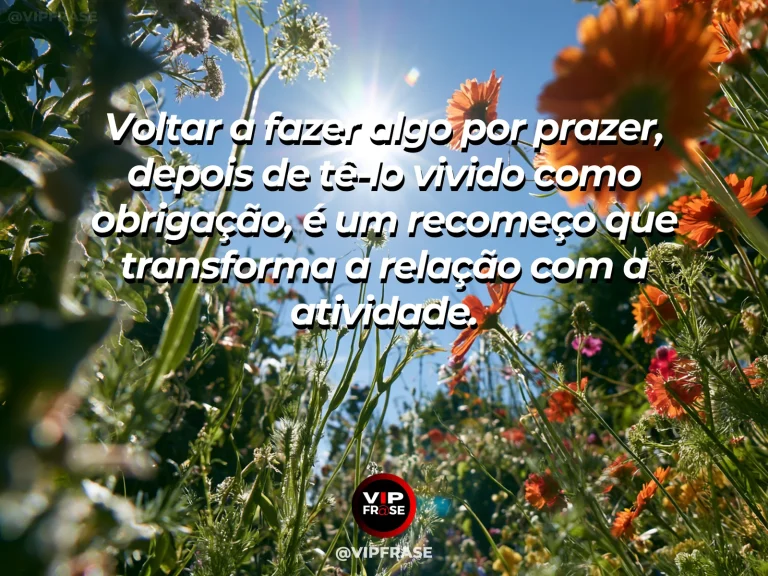 Frase de recomeço sobre retomar o prazer de uma atividade, com cenário de mesa de pintura com pincéis guardados ao lado de aquarela de flores vibrantes.