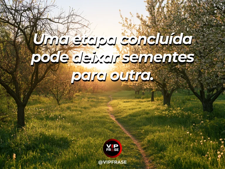 Frase de recomeço sobre sementes de uma etapa concluída, com cenário de jardim com uma árvore madura e pequenas flores novas no mesmo canteiro ao nascer do sol.