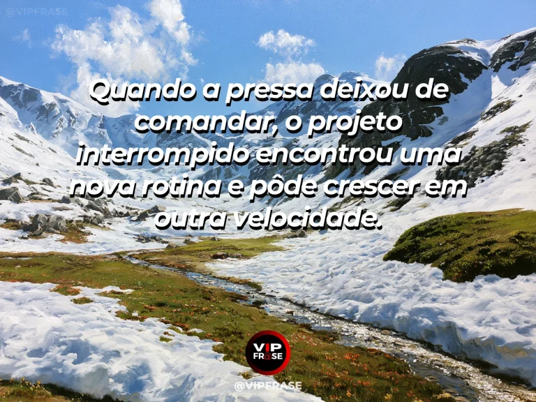 Frase de recomeço sobre um ritmo sustentável para um projeto, com cenário de pequena estufa com brotos de tamanhos diferentes e luz da manhã.