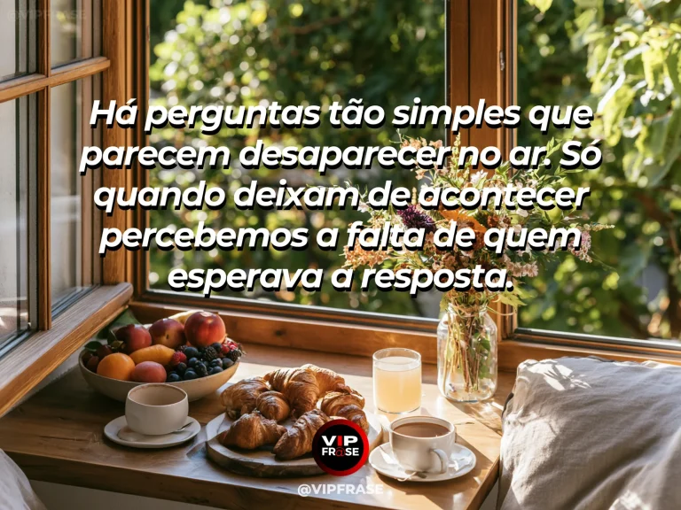 Frase de saudade sobre a atenção que transformava o cotidiano, com mesa de cozinha com duas canecas e arranjo de margaridas.