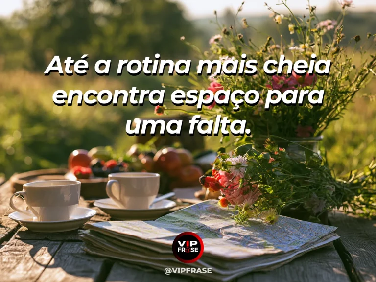 Arte de frase de saudade com caderno aberto ao lado de flores em escritório iluminado.