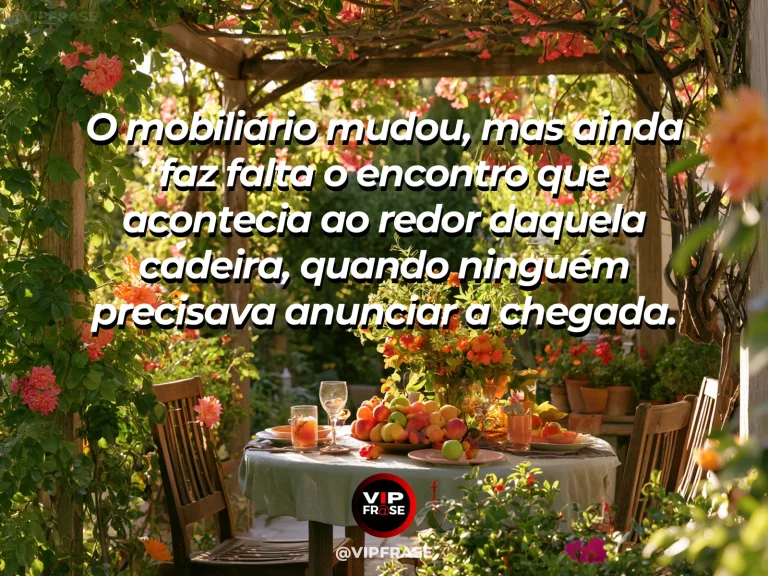 Frase de saudade sobre a cadeira e o encontro que já não acontece, com pátio de casa rústica com cadeira desocupada, jasmins e luz dourada.