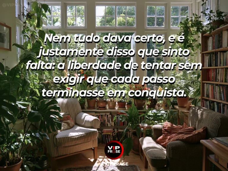 Frase de saudade sobre a coragem imperfeita dos começos, com ateliê solar com papel de desenho tintas e flores frescas.