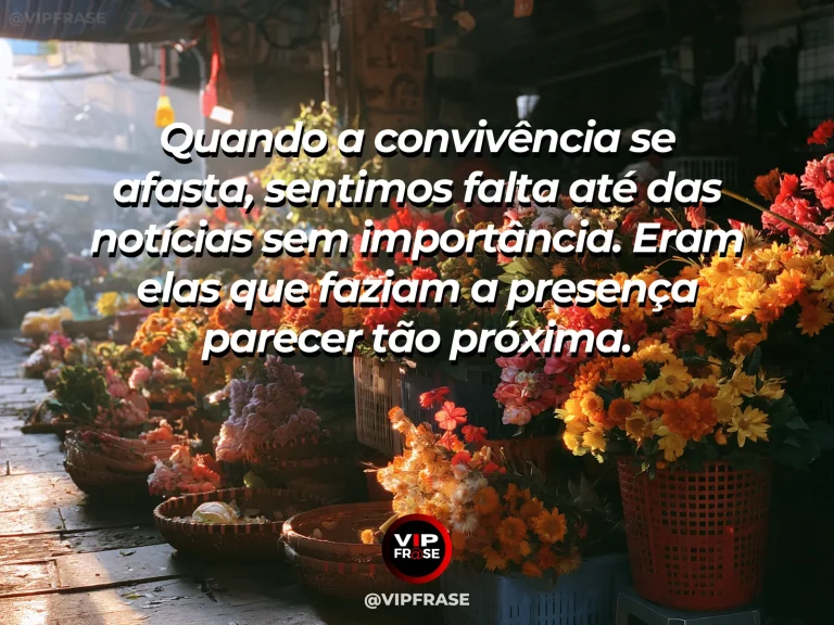 Arte de frase de saudade com cartas e flores frescas sobre uma mesa rústica.