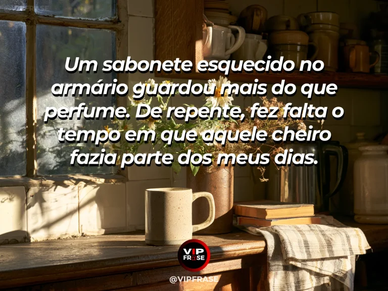 Frase de saudade sobre a lembrança escondida no cheiro de sabonete, com sabonete artesanal e toalhas claras sobre aparador com flores ao sol.