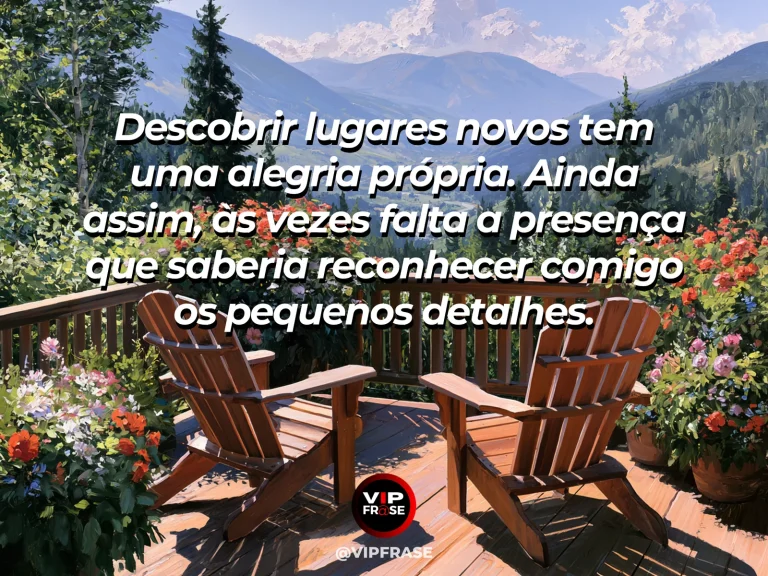 Frase de saudade sobre a novidade que encontra uma ausência, com mirante sobre vilarejo colorido, caminho de pedras e flores vivas.