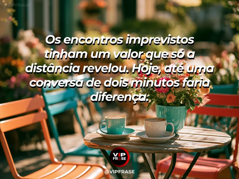 Arte de frase de saudade com calçada arborizada de bairro com duas cadeiras e flores.