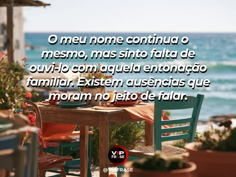 Frase de saudade sobre a voz que transformava o nome, com mesa com duas xícaras junto a janela florida e luz morna.