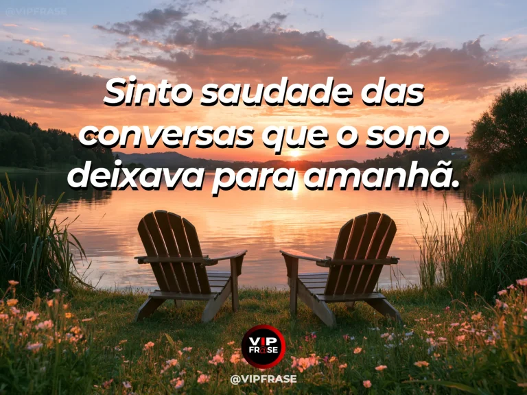 Frase de saudade sobre falta das conversas pela metade, com varanda acolhedora à noite com duas cadeiras e flores iluminadas.