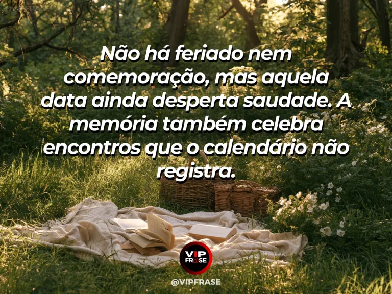 Frase de saudade sobre o aniversário de um momento qualquer, com mesa de jardim com um pequeno bolo flores frescas e sol suave.
