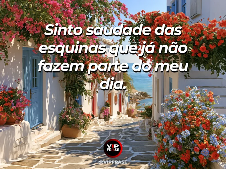 Frase de saudade sobre o caminho de casa que deixou de ser meu, com rua residencial antiga com casas floridas e bicicleta encostada.