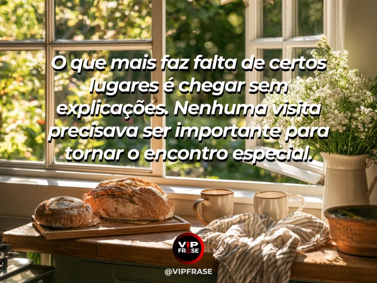 Frase de saudade sobre o costume de chegar sem cerimônia, com porta aberta para cozinha acolhedora com flores e luz natural.