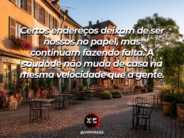 Frase de saudade sobre o endereço que não cabe nos documentos, com casa antiga com varanda florida e portão de madeira aberto.
