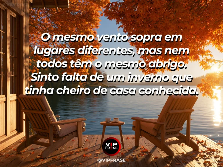 Frase de saudade sobre o frio que lembra uma casa distante, com casa de campo iluminada por dentro com flores outonais ao redor.