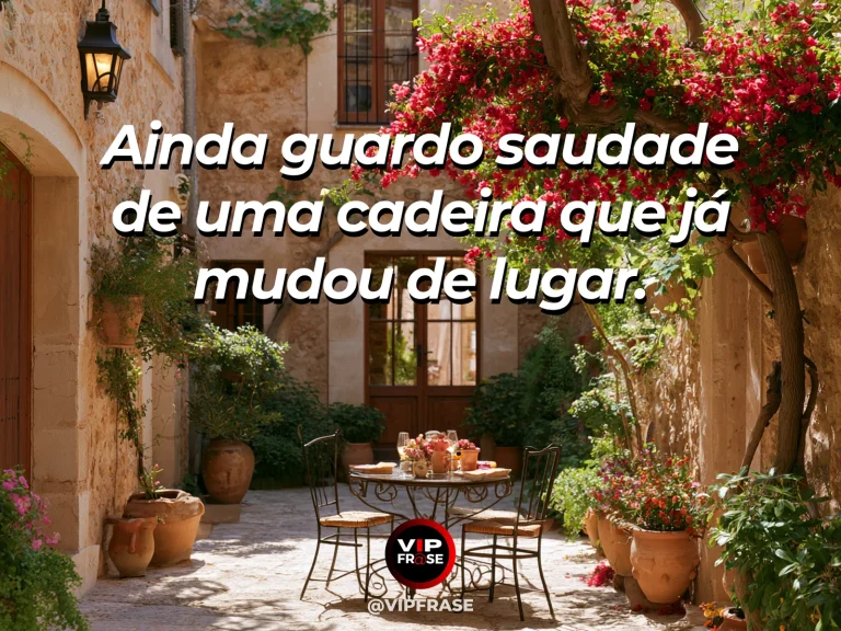 Frase de saudade sobre o lugar reservado na memória, com cadeira antiga de madeira em pátio florido iluminado pelo sol.