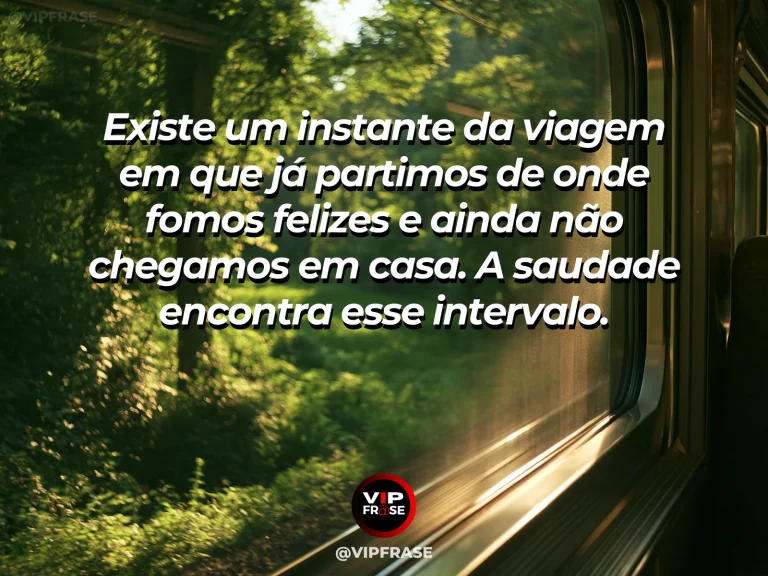 Frase de saudade sobre o que fica entre partir e chegar, com janela de trem com vale verde e luz de entardecer.