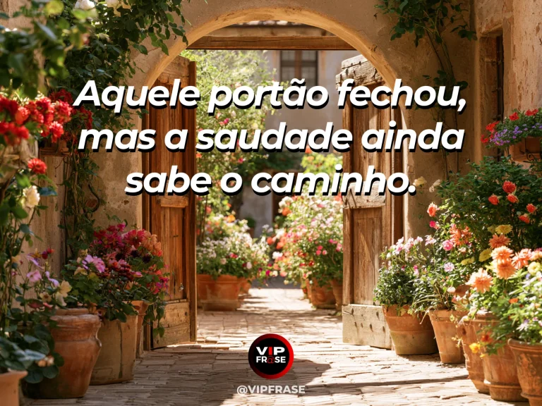 Frase de saudade sobre o silêncio depois do portão, com portão de ferro azul antigo e roseiras abertas ao amanhecer.