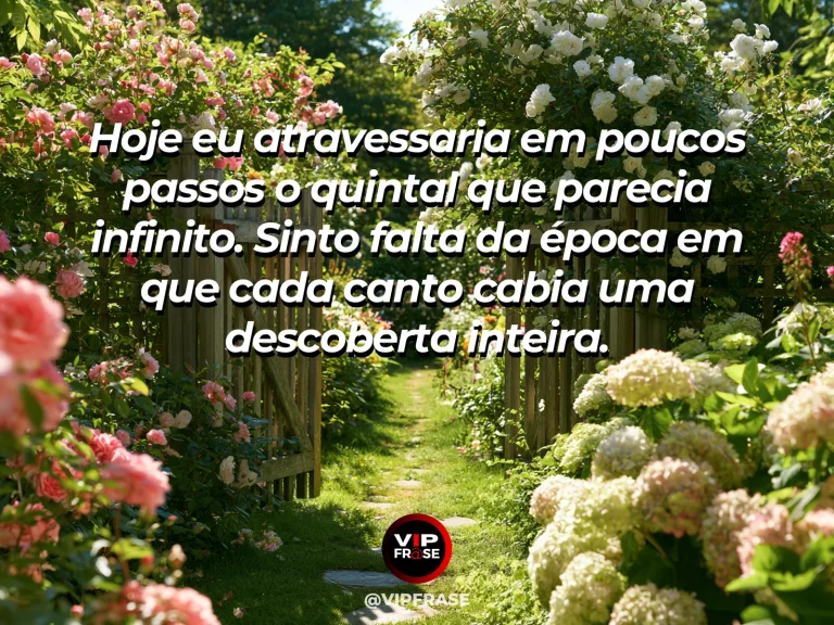 Frase de saudade sobre o tamanho da infância dentro da lembrança, com quintal de casa antiga cheio de flores com caminho de terra e balanço.