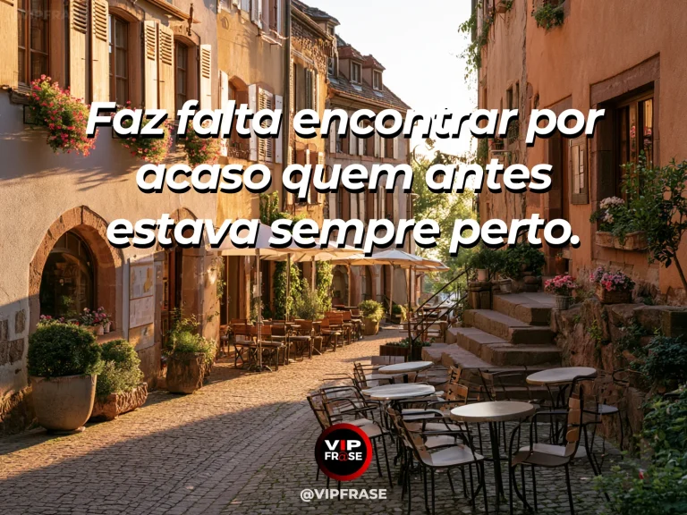 Arte de frase de saudade com calçada arborizada de bairro com duas cadeiras e flores.