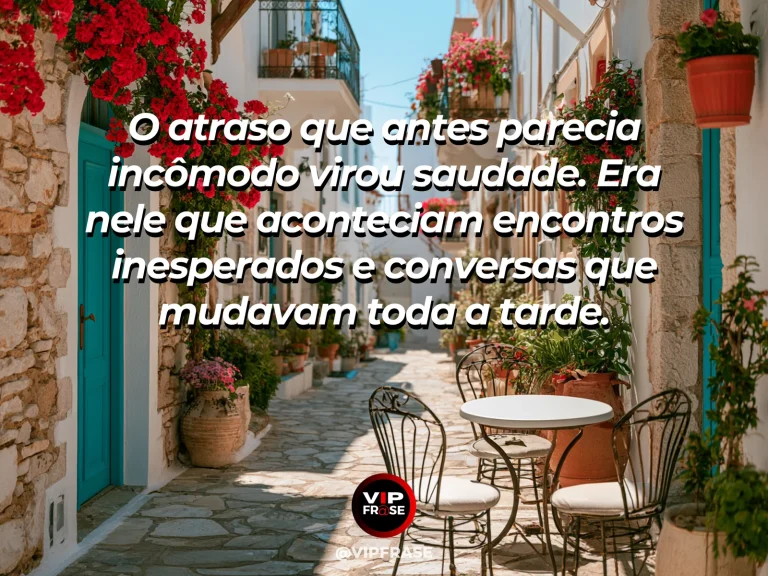 Frase de saudade sobre os encontros que surgiam na hora errada, com calçada ensolarada com café pequeno e duas cadeiras coloridas.