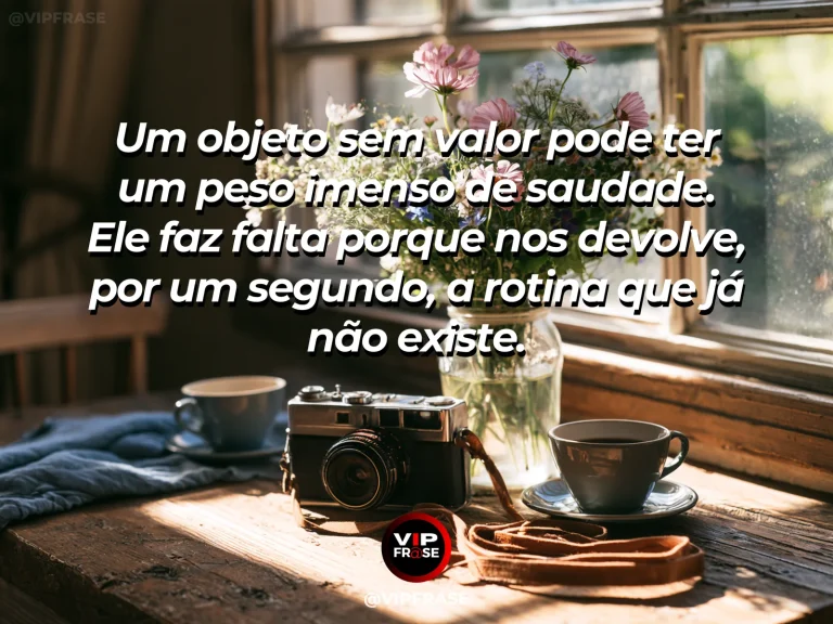 Frase de saudade sobre os objetos que não parecem lembrança, com caixa pequena de lembranças e flores silvestres na luz da manhã.