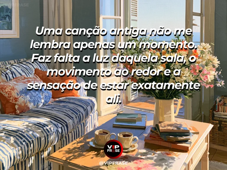 Frase de saudade sobre quando a música devolve o ambiente inteiro, com sala ensolarada com toca discos clássico e janela para jardim.