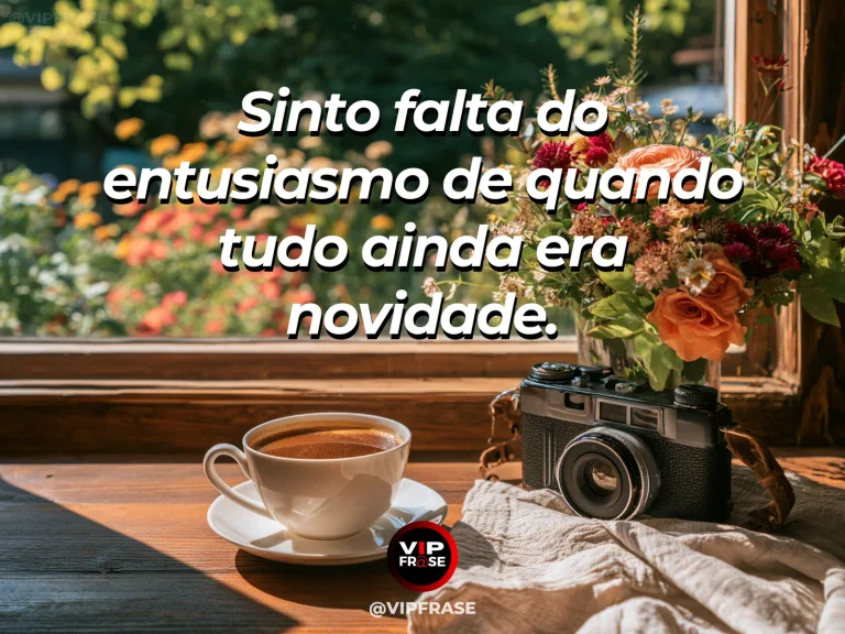 Frase de saudade sobre saudade das primeiras tentativas, com caderno de desenhos e lápis coloridos em mesa perto de flores.