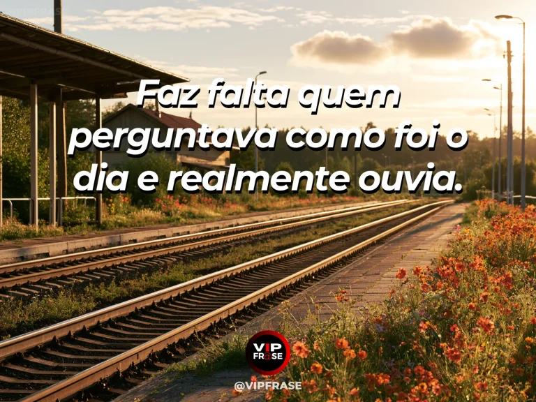 Frase de saudade sobre saudade de uma pergunta simples, com duas cadeiras e bule de chá sob pérgola florida.