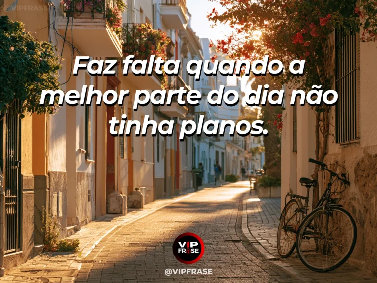 Frase de saudade sobre saudade do improviso, com rua de vila com bicicletas encostadas e flores coloridas.