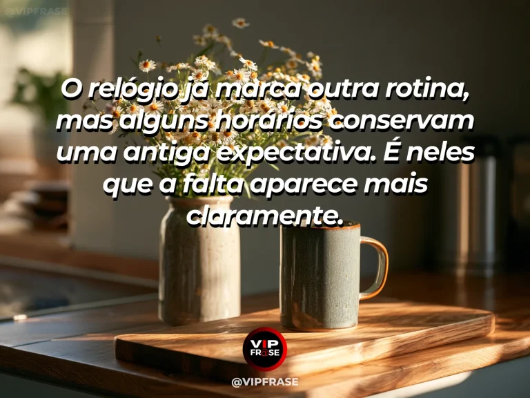 Arte de frase de saudade com relógio vintage próximo de uma janela com flores.