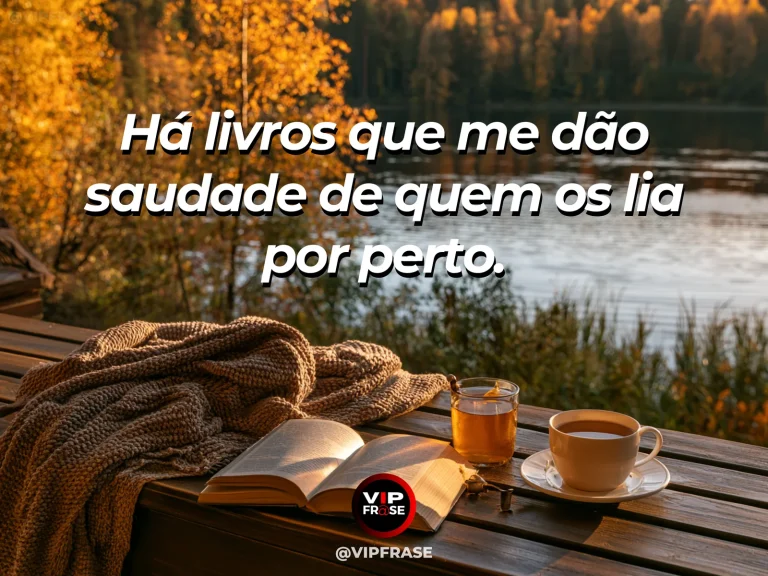 Frase de saudade sobre uma ausência entre páginas, com livro aberto em banco de jardim rodeado por flores rosadas.
