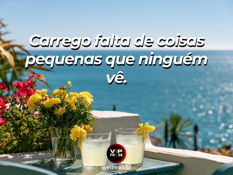 Frase de saudade sobre uma ausência que cabe no bolso, com pedrinha lisa e ramo de flores sobre mesa de madeira clara.