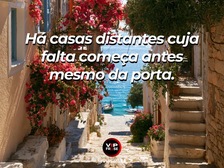 Frase de saudade sobre uma casa que ainda me reconhece, com casinha de campo entre roseiras e caminho de pedra luminoso.