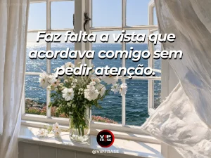 Frase de saudade sobre uma janela que já não se abre, com janela antiga de madeira aberta para jardim colorido.