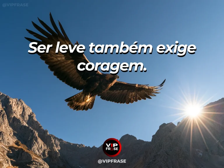 Frase para status sobre a coragem de viver com leveza, com balão de ar quente colorido sobre vales montanhosos na luz do amanhecer.