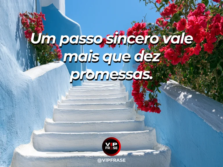 Frase de status sobre a importância do primeiro passo com primeiro degrau de escadaria de pedra em jardim luminoso.
