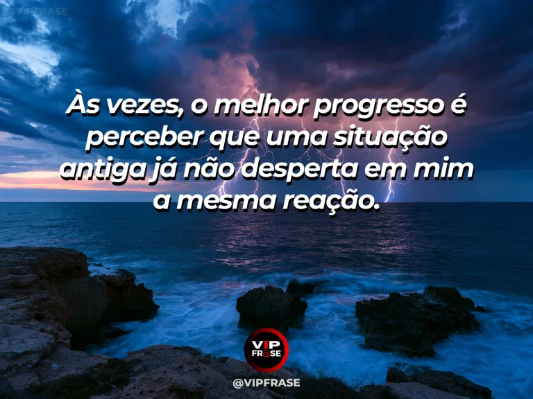 Frase de status sobre a mudança interior da superação com rio sereno atravessando cânion com árvores verdes.