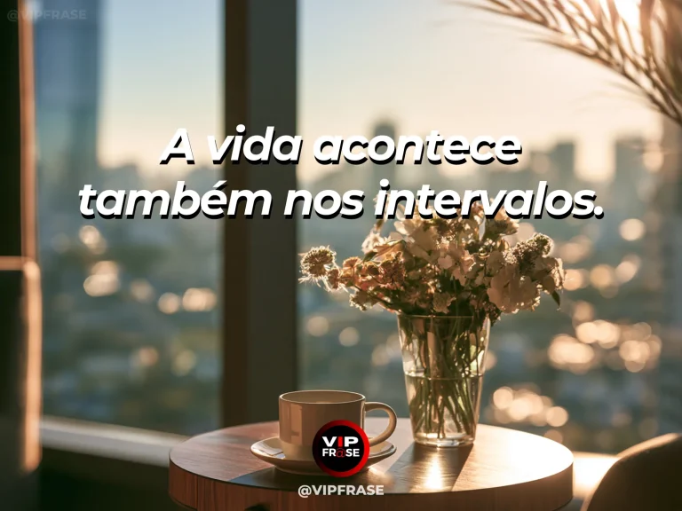 Frase de status sobre a vida nos pequenos intervalos com janela de café com livro e caneca sobre mesa iluminada.