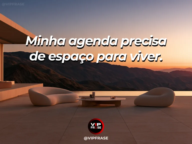 Frase de status sobre abrir espaço para viver com agenda fechada ao lado de chapéu e flores em mesa de varanda.
