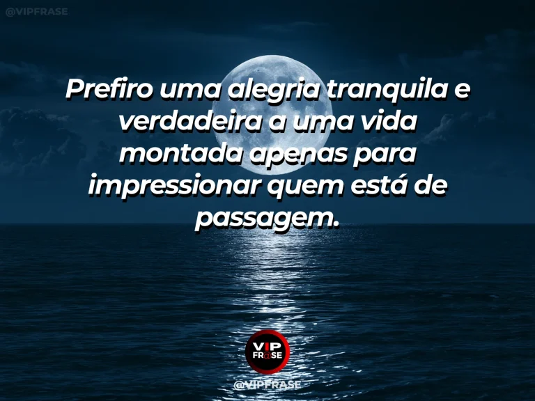 Frase para status sobre alegria verdadeira sem aparência, com casa pequena em colina coberta de flores diante de lago e céu azul.