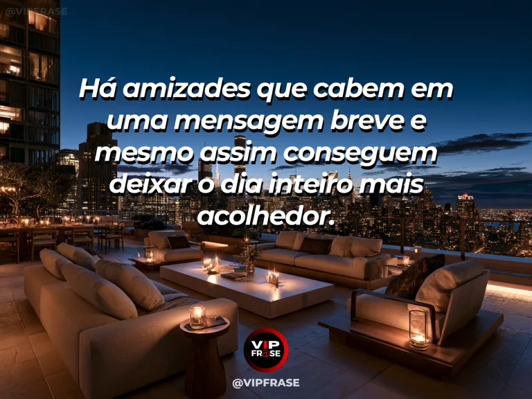 Frase para status sobre amizade em pequenos gestos, com dois amigos sorrindo em mesa de café à sombra de árvores.