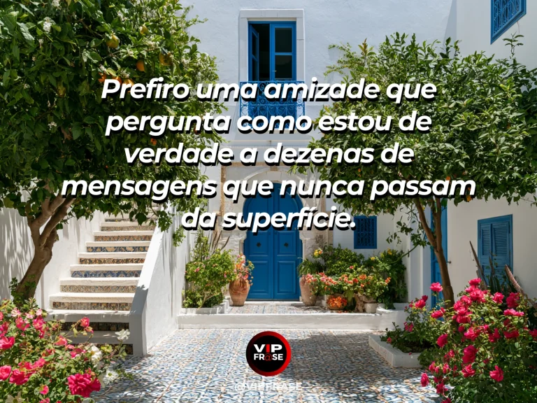 Frase de status sobre amizade que se importa de verdade com duas xícaras e flores sobre mesa de café em jardim.