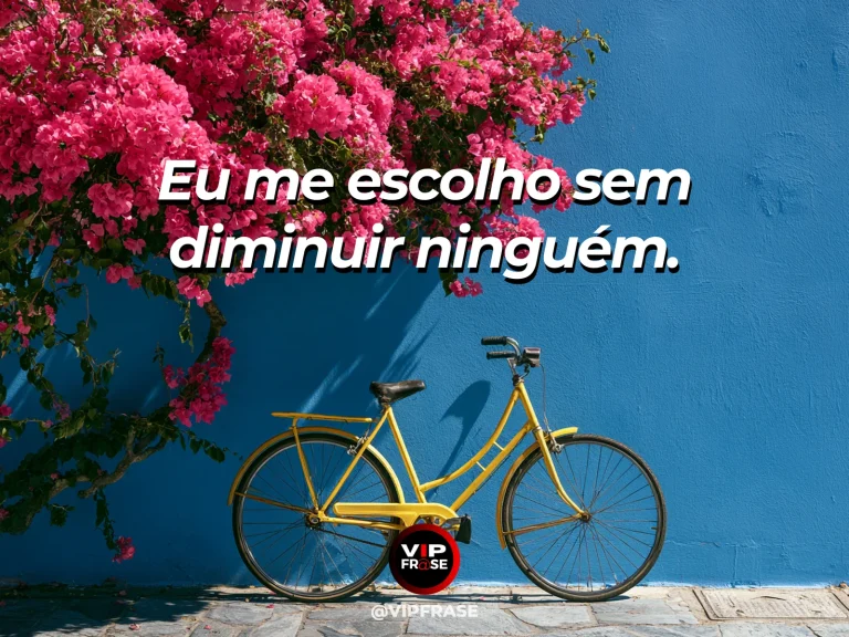 Frase para status sobre amor-próprio sem comparações, com mulher de costas caminhando em jardim vibrante de flores.
