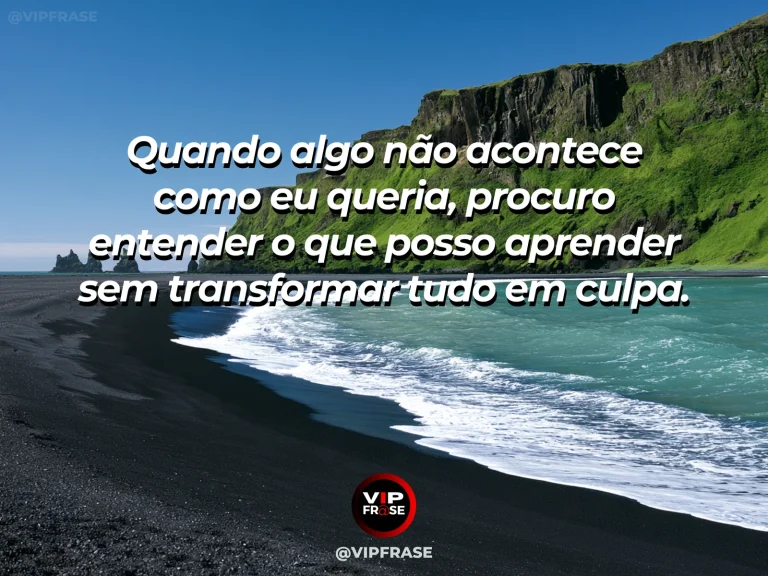 Frase para status sobre aprender sem carregar culpa, com caminho em bifurcação no bosque iluminado com folhas douradas.
